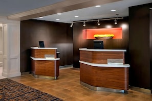 24/7 front desk to check your luggage before and after you check out