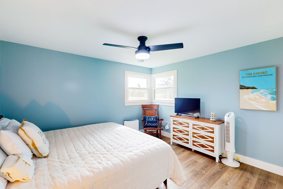 Dog-friendly home on a large corner lot with firepit, washer/dryer, & fast WiFi