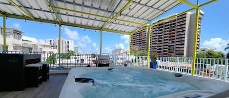 Outdoor spa tub