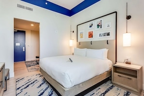 Unit with 1 King size bed. Exact unit will be assigned upon arrival. Views, colors and decor may vary.