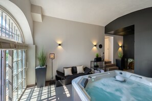 Indoor jacuzzi with terrace and laundry room on the ground floor