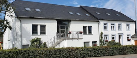 Außenseite Ferienhaus [Sommer]