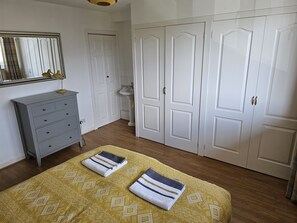 Master Bedroom (3)