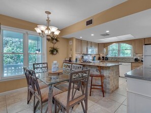 Dining & Bar Area