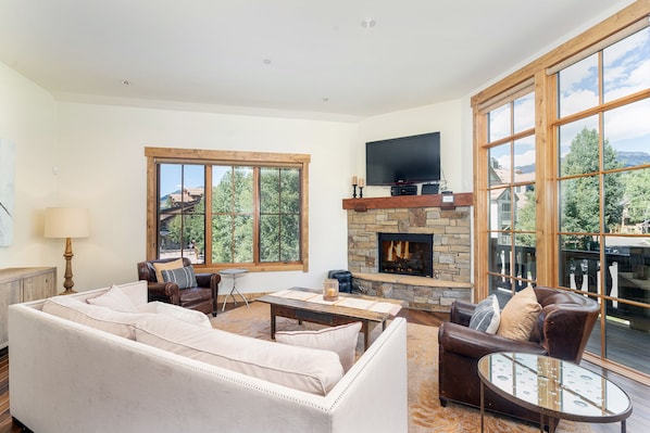 Belvedere 4 is a multi-level townhouse with 3 bedrooms and 3.5 baths, located in the Mountain Village Core, just a few minutes' walk from the gondola, Lift 1, amazing restaurants, and shopping.