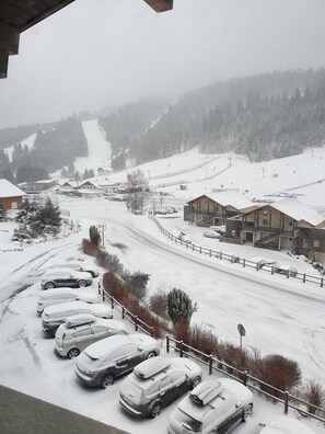 Vue sur les pistes de la chambre. Remontées mécaniques au centre  de la photo