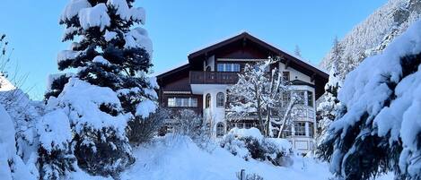 Haus Vira im Winter