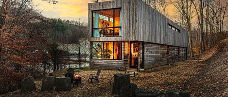 Welcome to a modern retreat nestled in the heart of the Appalachian, minutes from Asheville shopping