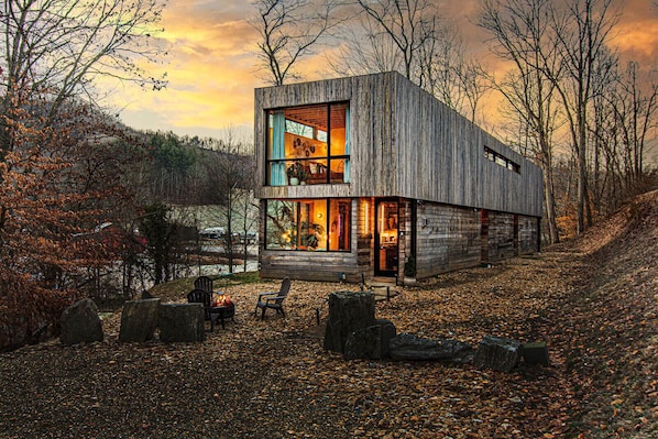 Welcome to a modern retreat nestled in the heart of the Appalachian, minutes from Asheville shopping