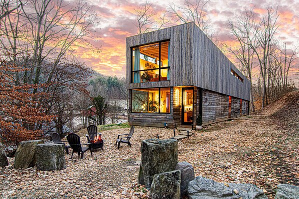Escape to tranquility to a unique experience in Mars Hill offers a peaceful retreat for relaxation and enjoying Asheville. Enjoy modern comforts in the rural Appalachian, and a warm, inviting