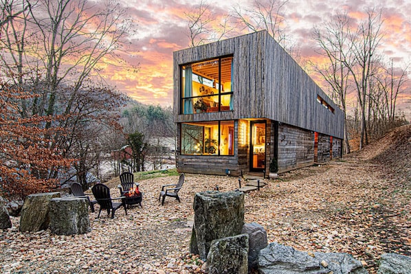 Escape to tranquility to a unique experience in Mars Hill offers a peaceful retreat for relaxation and enjoying Asheville. Enjoy modern comforts in the rural Appalachian, and a warm, inviting
