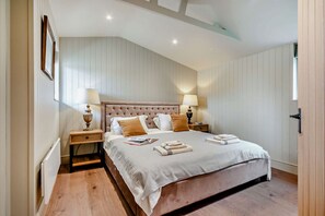 Keepers Stable Master Bedroom - StayCotswold