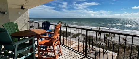 Spacious balcony overlooking the beach. Plus a high top table wi - Spacious balcony overlooking the beach. Plus a high top table with four comfortable chairs for happy hour or morning coffee with a view!