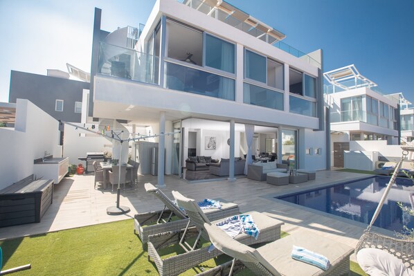 Villa Aria, Beautiful 3BDR Protaras Villa, Close to the Beach and Amenities