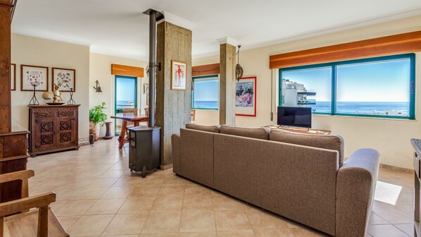 This living room provides a fantastic sea view from the sofa or dining area
#oceanview #relax #rest #algarve #portugal