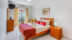 The bedroom has quality mattress and sheets, making it a good nook to rest in
#bedroom #relax #cozy #algarve #portugal