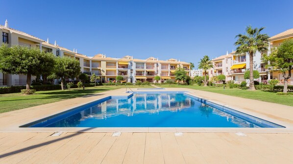 The outdoor pool is great for relaxing and enjoy the good weather
#pool #relax #lagrave #portugal