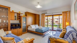 The living room has a hidden bed, making it the perfect place to hang out, but with the convenience of an extra bed
#relax #cozy #algarve #portugal