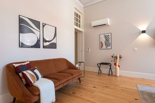 This living area is the ideal setting for unwinding with a book, hosting intimate gatherings, or simply savoring a moment of tranquility. It's the epitome of upscale urban living.