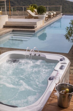 Outdoor spa tub