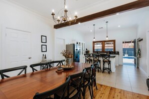 A large dining table makes it easy to share a meal at home, tucking into Mudgee’s artisanal goods.