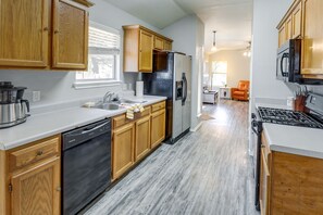 Kitchen | Keyless Entry | Central Air Conditioning