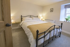 Penny Pot Cottage, Middleham: Master bedroom with 6' king-size bed