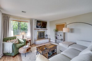 Living Room | Free WiFi | Smart TV | Queen Sleeper Sofa