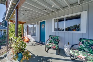 Exterior | 2 Complimentary Kayaks & Life Vests | Private Covered Patio