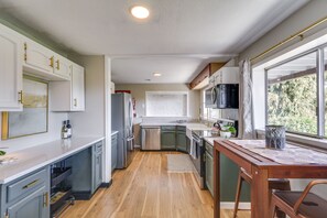 Kitchen | Cooking Basics | Dishwasher | Coffee Maker & Grinder