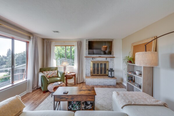 Columbia City Vacation Rental | 1BR | 1BA | 900 Sq Ft | Half Step to Access