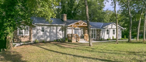 Linda Ln; 5bdr/3Ba Ranch Style Home , approximately 15 Minutes from Broadway!