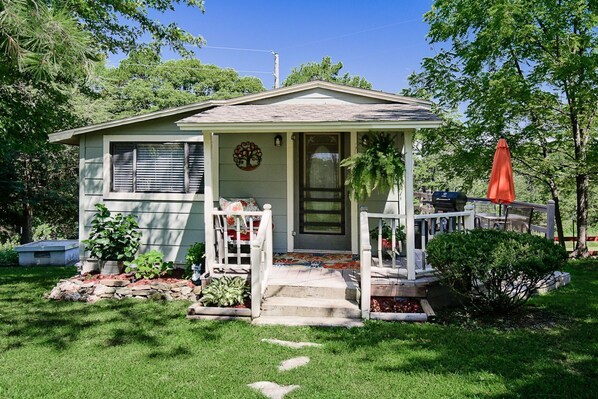 Queen size studio cottage