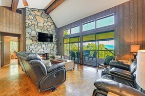 Living Area | Smart TV | Fireplace