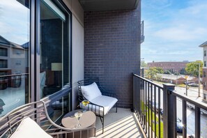 Private balcony off the living room with incredible views of Music City.