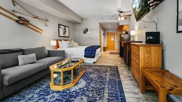 Stay in the heart of the skiing action at this cozy studio apartment for 4!