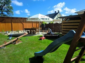 hauseigener Spielplatz mit Grillplatz
