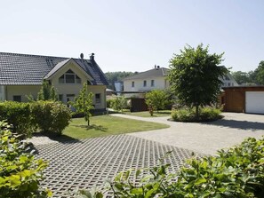 Parkfläche auf eingezäumten Grundstück