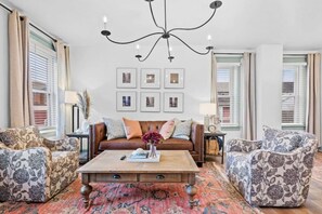 Cozy living room w/ a large flat-screen TV + board games