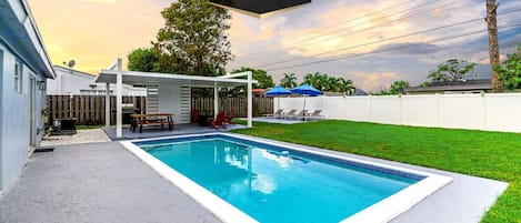 Sunny Backyard Pool & Lounge