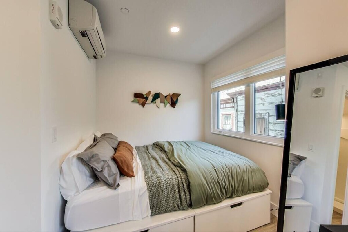 Brand New Stylish Studio Suite Near Downtown!