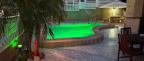 Magnifique éclairage piscine et tout autour de la propriété. Plusieurs couleurs.
