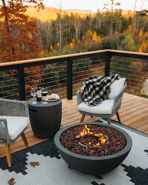 End your day with nature's beauty on our elevated exterior deck! 🌄☕️ Enjoy stunning mountain and woodland views as the perfect backdrop for winding down after a fun filled day on the slopes.