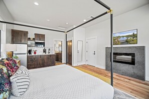 18145 Forestbrook-08
