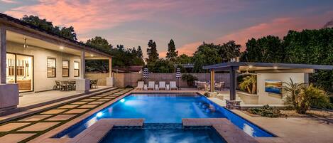 Stunning backyard with Spa & Heated Saltwater Pool