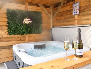 Indoor spa tub