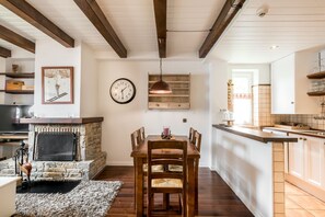 Beautiful dining room of the Cap dera Vila apartment in Vielha. 20 minutes from Baqueira