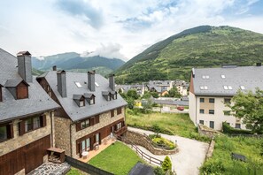 Precioso comedor del apartamento Cap dera Vila en Vielha. A 20 minutos de Baqueira