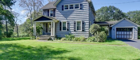 Bainbridge Vacation Rental | 2,108 Sq Ft | 3BR | 2.5BA | Stairs Required