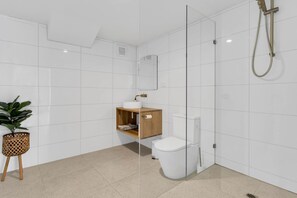 Clean spacious bathroom(guest house)